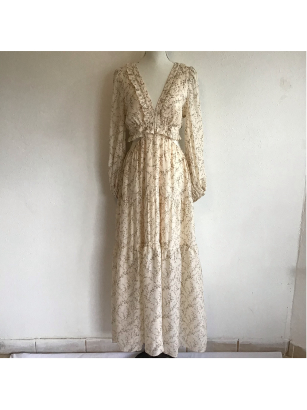 Aakaa Women's Elegant Sexy Floral Maxi Dress, Size M. Beige and Browna Cut-Outs
